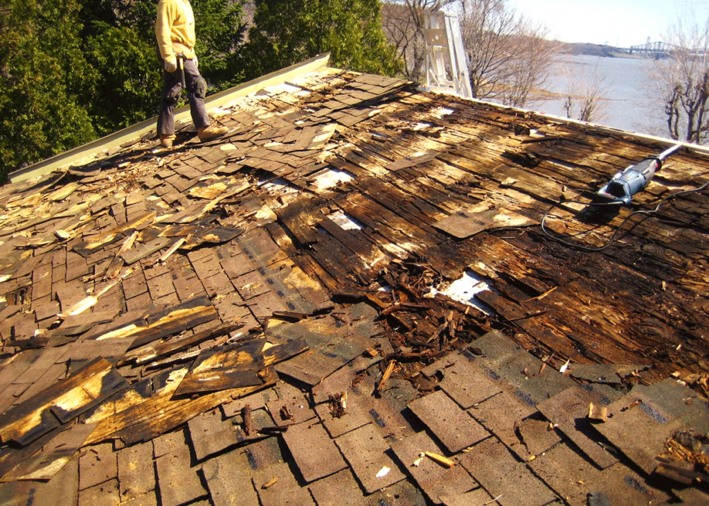 La condensation dans le grenier peut endommager le toit. Il est recommandé de rechercher les causes de l'humidité et de les éliminer.